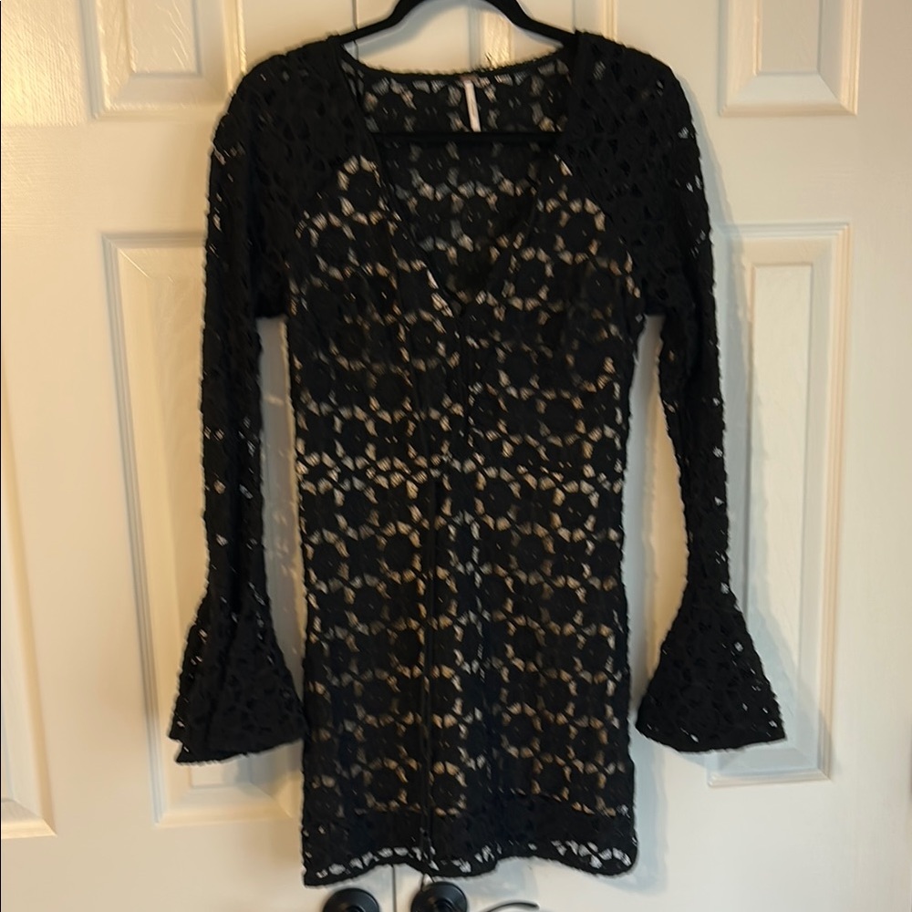Free people dress

32 inches shoulder to hem
17.5 pit to pit
Lined